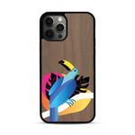 Coque de protection en bois véritable fabriquée en France pour iPhone 12 Pro représentant un toucan coloré avec un design moderne et minimaliste sur le thème de la jungle et de la nature