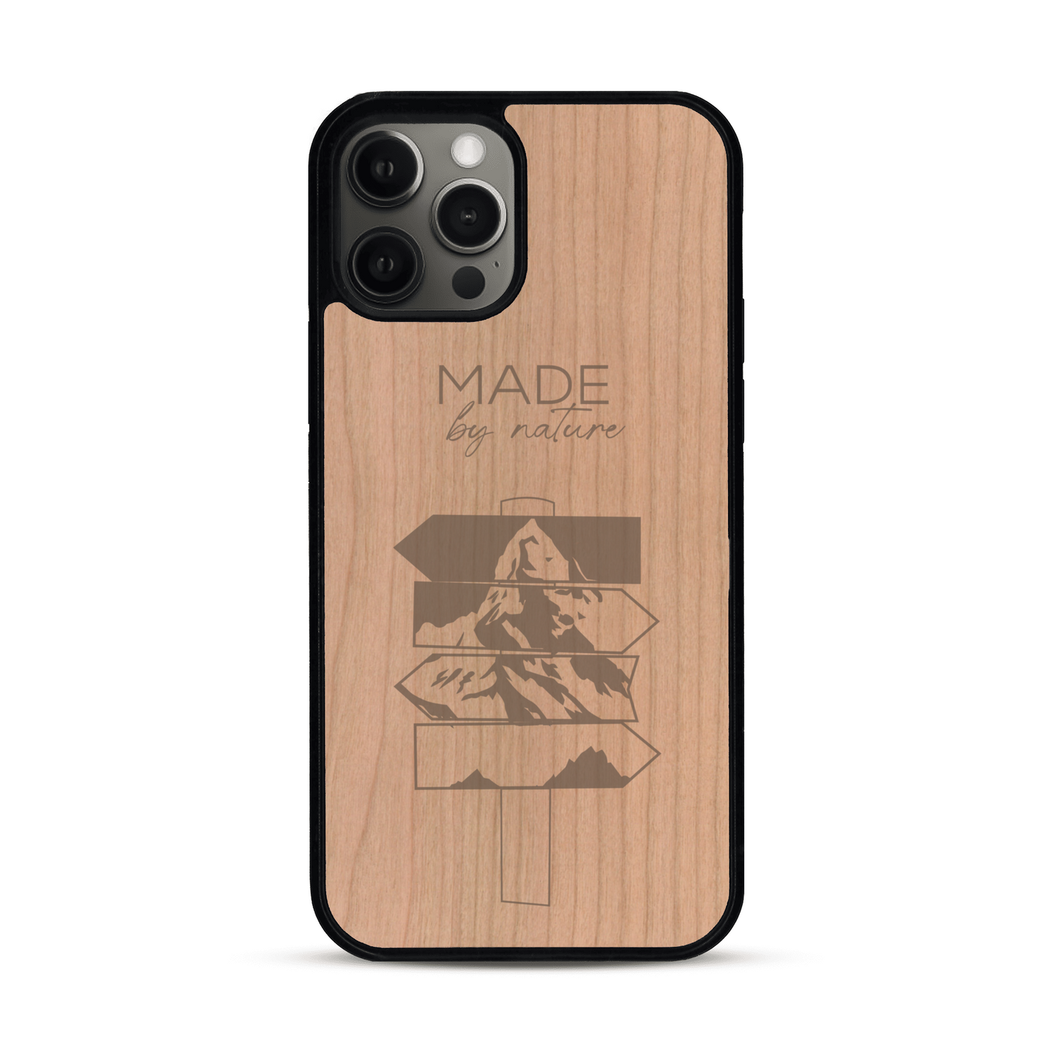 Coque de protection en bois véritable fabriquée en France pour  sur le thème de la nature et des arbres avec une gravure représentant une pomme de pin et la phrase "made by nature"
