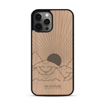 Coque de protection en bois véritable fabriquée en France pour  représentant des montagnes, sur le thème de la randonnée en pleine nature et du trail
