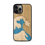 Coque de protection en bois véritable fabriquée en France pour  alliant plusieurs essences de bois pour représenter la célèbre grande vague de Kanagawa