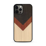 Coque de protection en bois véritable fabriquée en France pour  alliant du chêne fumé, du padouk et du bambou en forme de chevron sur le thème de l'art abstrait
