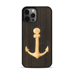 Coque de protection en bois véritable fabriquée en France pour  sur le thème nautique avec un bois clair et un bois foncé représentant une ancre de bateau