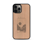 Coque de protection en bois véritable fabriquée en France pour  sur le thème du camping en pleine nature et du bivouac avec la phrase "Aventure is out there"