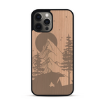 Coque de protection en bois véritable fabriquée en France pour  sur le thème du camping en pleine nature représentant une tente avec un feu de camp entouré de montagnes
