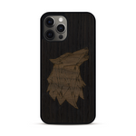 Coque de protection en bois véritable fabriquée en France pour  alliant du chêne fumé et du noyer représentant une tête de loup géométrique de profil sur le thème des animaux et de la nature