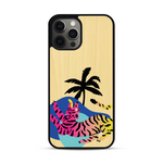 Coque de protection en bois véritable fabriquée en France pour iPhone 12 Pro Max représentant un tigre coloré avec un design moderne et minimaliste sur le thème de la jungle et de la nature