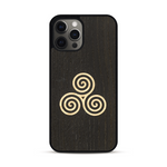 Coque de protection en bois véritable fabriquée en France pour  alliant du chêne fumé et du bambou et doré représentant un triskell