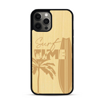 Coque de protection en bois véritable fabriquée en France pour  sur le thème chill avec un motif représentant une silouhette tenant une planche de surf sur une plage entouré de palmiers et les mots "Surf Time Long Beach Miami"
