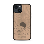 Coque de protection en bois véritable fabriquée en France pour  représentant des montagnes, sur le thème de la randonnée en pleine nature et du trail