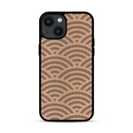 Coque de protection en bois véritable fabriquée en France pour  baptisée "La Sinjak" avec un motif de gravure abstrait représentant la répétition d'un symbole wifi