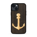 Coque de protection en bois véritable fabriquée en France pour  sur le thème nautique avec un bois clair et un bois foncé représentant une ancre de bateau