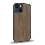 Coque de protection en bois véritable fabriquée en France pour iPhone 13 Mini sur le thème de la fête des mères avec un motif représentant une fleur dont la tige forme le mot "love"