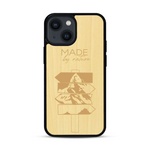 Coque de protection en bois véritable fabriquée en France pour  sur le thème de la nature et des arbres avec une gravure représentant une pomme de pin et la phrase "made by nature"