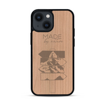 Coque de protection en bois véritable fabriquée en France pour  sur le thème de la nature et des arbres avec une gravure représentant une pomme de pin et la phrase "made by nature"