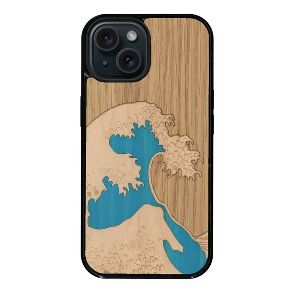 Coque de protection en bois véritable fabriquée en France pour iPhone 13 + MagSafe® alliant plusieurs essences de bois pour représenter la célèbre grande vague de Kanagawa