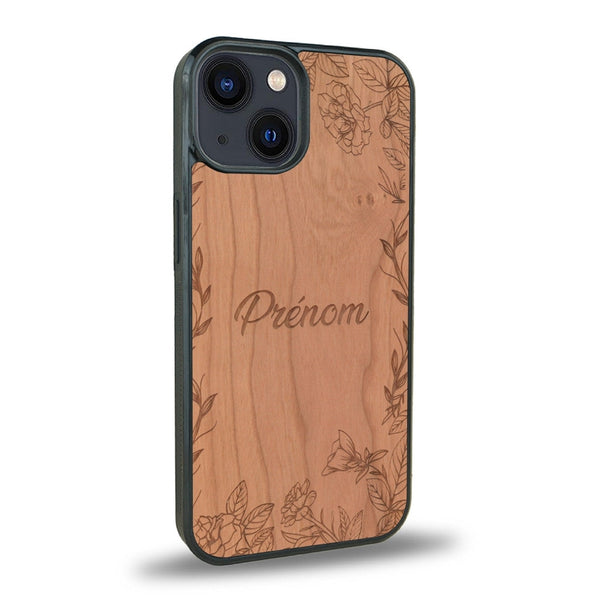 Coque de protection en bois véritable fabriquée en France pour iPhone 13 + MagSafe® sur le thème de la fête des mères avec un motif représentant des fleurs et des feuilles