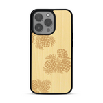 Coque de protection en bois véritable fabriquée en France pour  sur le thème de la nature des arbres avec un motif de gravure représentant des épines de sapin et des pommes de pin