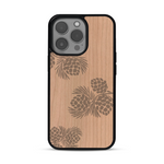 Coque de protection en bois véritable fabriquée en France pour  sur le thème de la nature des arbres avec un motif de gravure représentant des épines de sapin et des pommes de pin