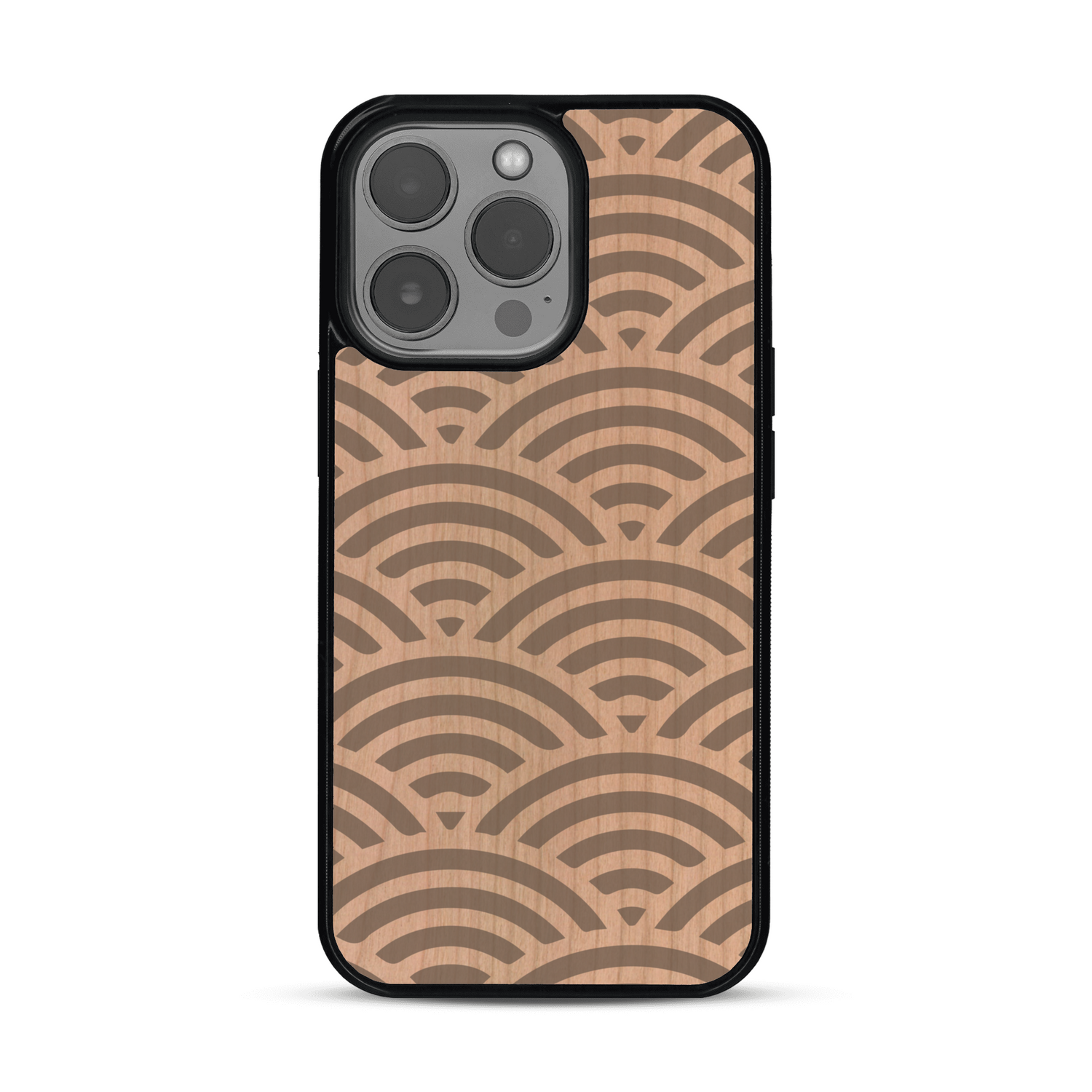 Coque de protection en bois véritable fabriquée en France pour  baptisée "La Sinjak" avec un motif de gravure abstrait représentant la répétition d'un symbole wifi