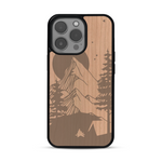 Coque de protection en bois véritable fabriquée en France pour  sur le thème du camping en pleine nature représentant une tente avec un feu de camp entouré de montagnes