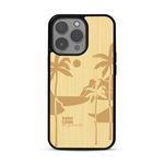 Coque de protection en bois véritable fabriquée en France pour  sur le thème des voyages en vans, vanlife et chill avec une gravure représentant un van vw combi devant le soleil couchant sur une plage avec des vagues