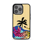 Coque de protection en bois véritable fabriquée en France pour iPhone 13 Pro représentant un tigre coloré avec un design moderne et minimaliste sur le thème de la jungle et de la nature