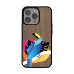 Coque de protection en bois véritable fabriquée en France pour iPhone 13 Pro représentant un toucan coloré avec un design moderne et minimaliste sur le thème de la jungle et de la nature
