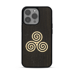 Coque de protection en bois véritable fabriquée en France pour  alliant du chêne fumé et du bambou et doré représentant un triskell