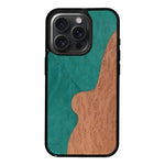 Coque de protection en bois véritable fabriquée en France pour iPhone 13 Pro Max alliant plusieurs essences de bois pour représenter une plage paradisiaque