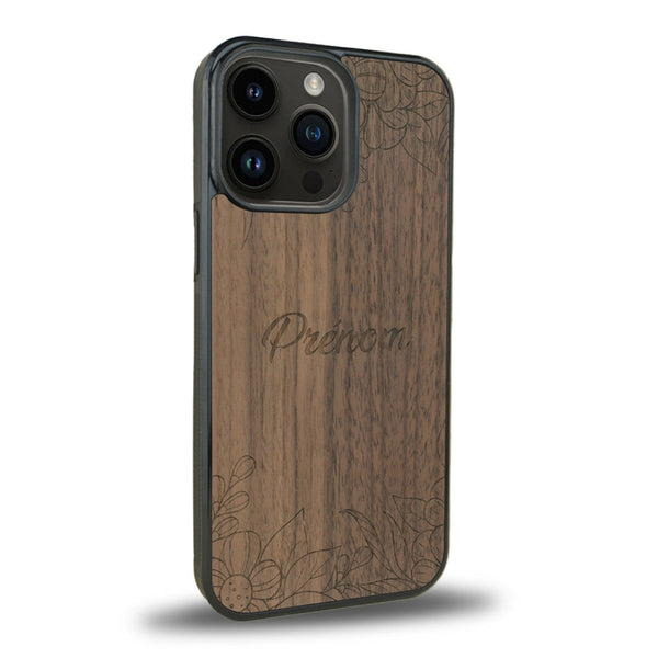 Coque de protection en bois véritable fabriquée en France pour iPhone 13 Pro Max sur le thème de la fête des mères avec un motif représentant des fleurs et des feuilles