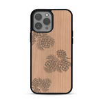 Coque de protection en bois véritable fabriquée en France pour  sur le thème de la nature des arbres avec un motif de gravure représentant des épines de sapin et des pommes de pin