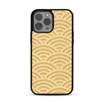 Coque de protection en bois véritable fabriquée en France pour  baptisée "La Sinjak" avec un motif de gravure abstrait représentant la répétition d'un symbole wifi
