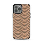 Coque de protection en bois véritable fabriquée en France pour  baptisée "La Sinjak" avec un motif de gravure abstrait représentant la répétition d'un symbole wifi