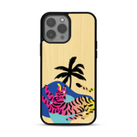 Coque de protection en bois véritable fabriquée en France pour iPhone 13 Pro Max représentant un tigre coloré avec un design moderne et minimaliste sur le thème de la jungle et de la nature