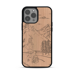 Coque de protection en bois véritable fabriquée en France pour  sur le thème de la randonnée en montagne et de l'aventure avec une gravure représentant une femme de dos face à un paysage de nature