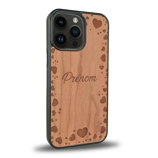 Coque de protection en bois véritable fabriquée en France pour iPhone 13 Pro Max sur le thème de la fête des mères avec un motif représentant des coeurs et des feuilles