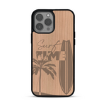 Coque de protection en bois véritable fabriquée en France pour  sur le thème chill avec un motif représentant une silouhette tenant une planche de surf sur une plage entouré de palmiers et les mots "Surf Time Long Beach Miami"