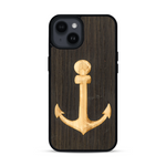 Coque de protection en bois véritable fabriquée en France pour  sur le thème nautique avec un bois clair et un bois foncé représentant une ancre de bateau