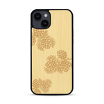 Coque de protection en bois véritable fabriquée en France pour  sur le thème de la nature des arbres avec un motif de gravure représentant des épines de sapin et des pommes de pin