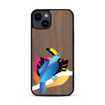 Coque de protection en bois véritable fabriquée en France pour iPhone 14 Plus représentant un toucan coloré avec un design moderne et minimaliste sur le thème de la jungle et de la nature