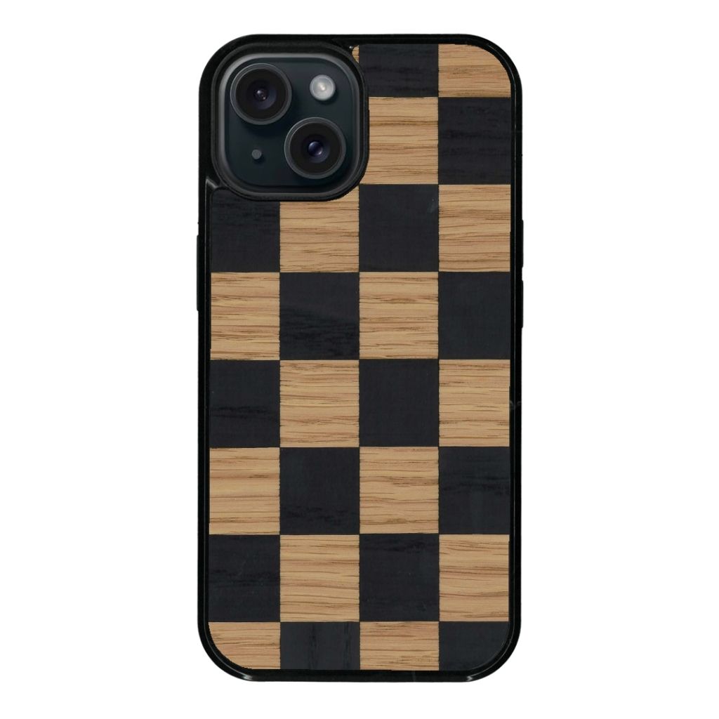 Coque de protection en bois véritable fabriquée en France pour iPhone 14 Plus + MagSafe® alliant plusieurs essences de bois pour représenter un damier