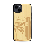 Coque de protection en bois véritable fabriquée en France pour  sur le thème chill avec un motif représentant une silouhette tenant une planche de surf sur une plage entouré de palmiers et les mots "Surf Time Long Beach Miami"