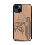 Coque de protection en bois véritable fabriquée en France pour  sur le thème chill avec un motif représentant une silouhette tenant une planche de surf sur une plage entouré de palmiers et les mots "Surf Time Long Beach Miami"