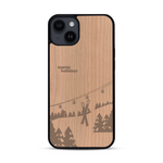 Coque de protection en bois véritable fabriquée en France pour  sur le thème de la montagne, du ski et de la neige avec un motif représentant une paire de ski plantée dans la neige avec en fond des montagnes enneigées