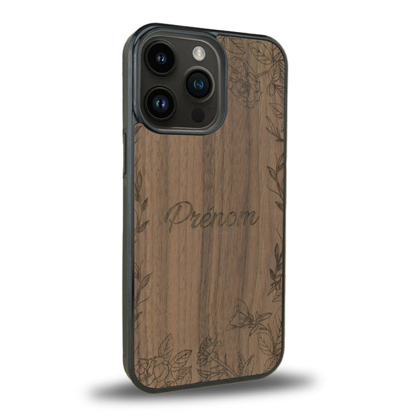 Coque de protection en bois véritable fabriquée en France pour iPhone 14 Pro sur le thème de la fête des mères avec un motif représentant des fleurs et des feuilles