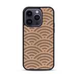 Coque de protection en bois véritable fabriquée en France pour  baptisée "La Sinjak" avec un motif de gravure abstrait représentant la répétition d'un symbole wifi