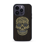 Coque de protection en bois véritable fabriquée en France pour  alliant du chêne fumé avec du métal argenté et doré représentant une tête de mort mexicaine sur le thème Dia de los Muertos