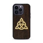Coque de protection en bois véritable fabriquée en France pour  alliant du chêne fumé et du bambou représentant une triquetra
