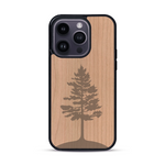 Coque de protection en bois véritable fabriquée en France pour  sur le thème de la nature, de la fôret et de l'écoresponsabilité avec une gravure représentant un arbre 