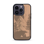 Coque de protection en bois véritable fabriquée en France pour  sur le thème du camping en pleine nature représentant une tente avec un feu de camp entouré de montagnes